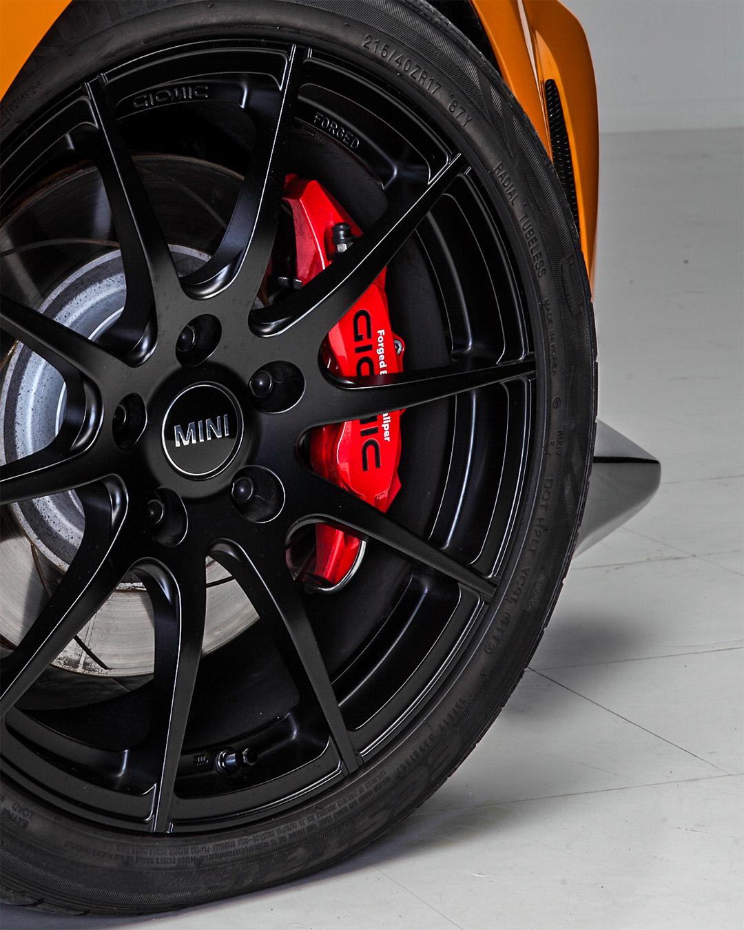 GIOMIC MINI brake and wheel detail