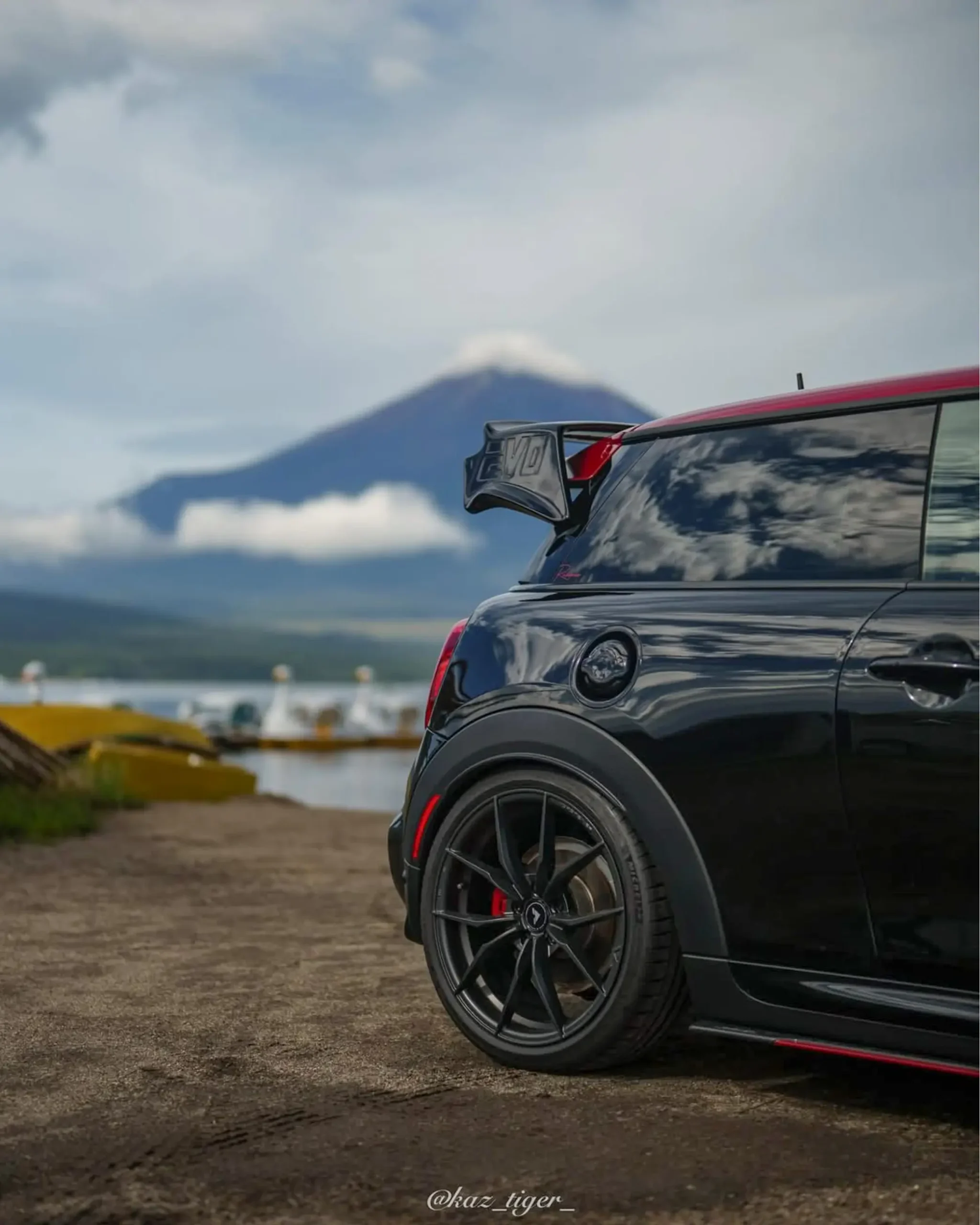 GIOMIC GALLERY 更新 – 富士山を背景に、MINI F56 JCWの魅力を再びお届け