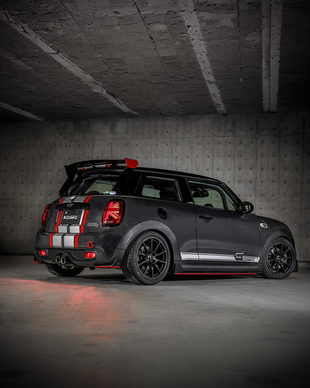 GIOMIC MINI driving with Member Brace